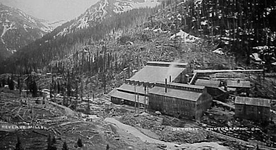 Historic photo of mining building in Yankee Boy Basin
